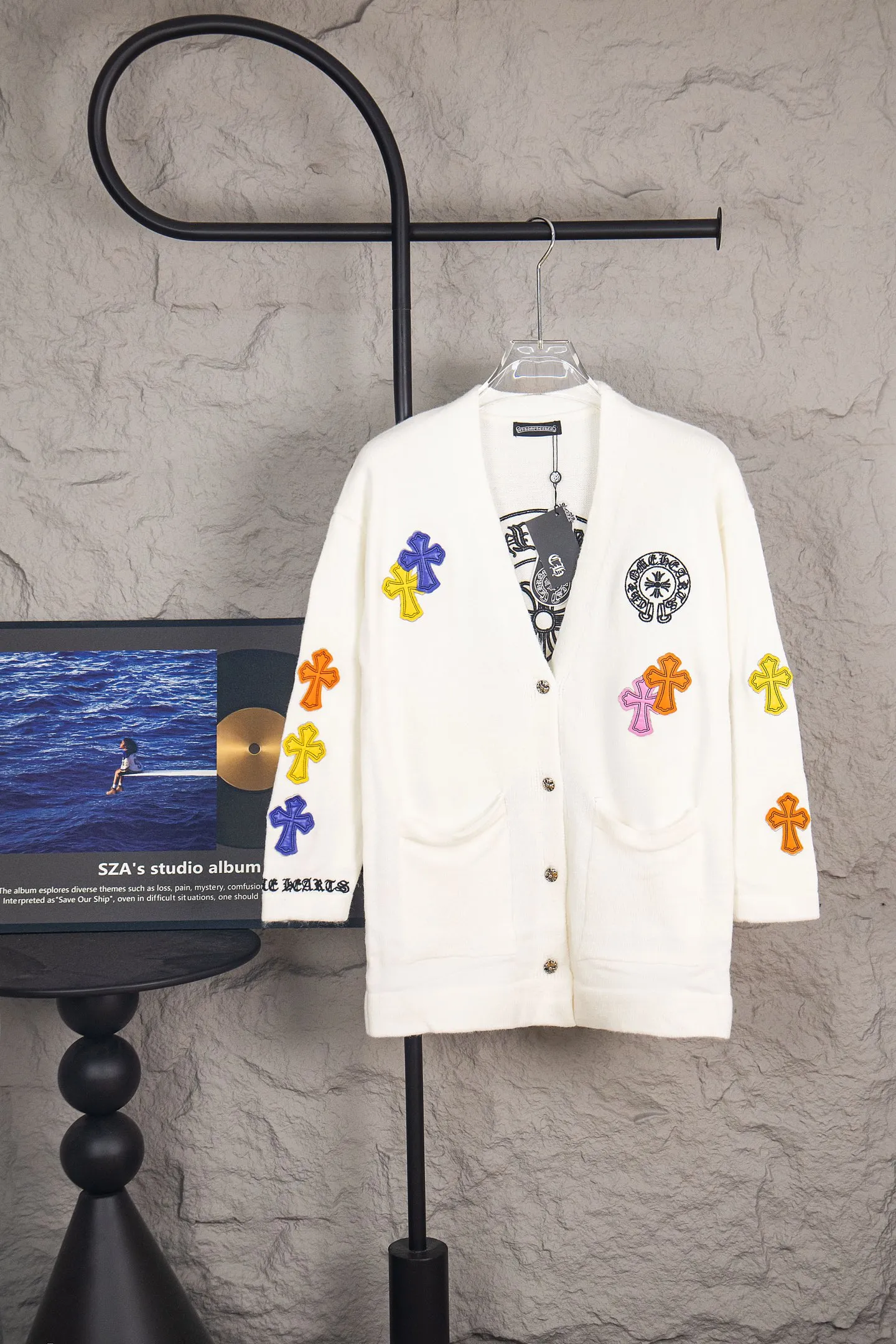 P260 -Chrome Hearts/Chrome Hearts Colorful cross leather cardigan jacket sweater. High weight, high density and high quality. The wool is soft, delicate and skin-friendly. It feels soft and silky. It has excellent warmth and skin-friendly properties. It is custom-woven and dyed without color difference. No matter the fabric or workmanship details, it is better than the ordinary version on the market. -The hardware and zipper accessories are all customized and full of details. Crow autumn and winter super heavy embroidery ➕ positioning leather label long-sleeved knitted cardigan lazy outer wear mid-length sweater -Colour: black white Size: S M L